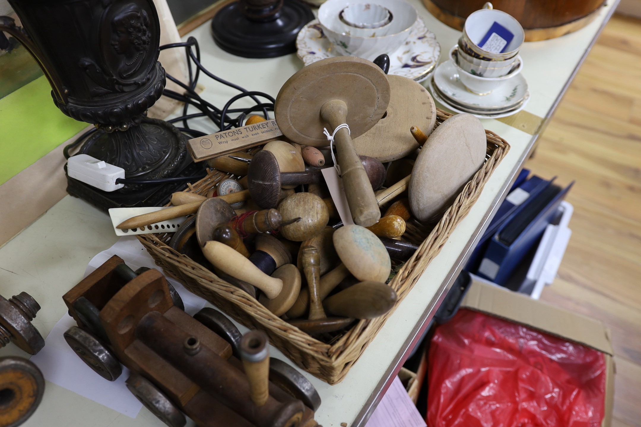 A quantity of treen